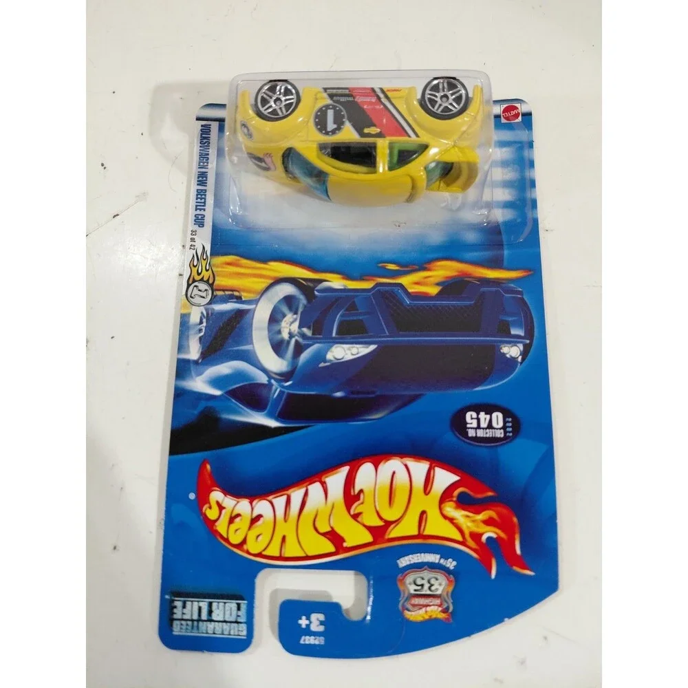 NIP Hot Wheels 2002 1:64 Die Cast Volkswagen VW New Beetle Cup Race Car
